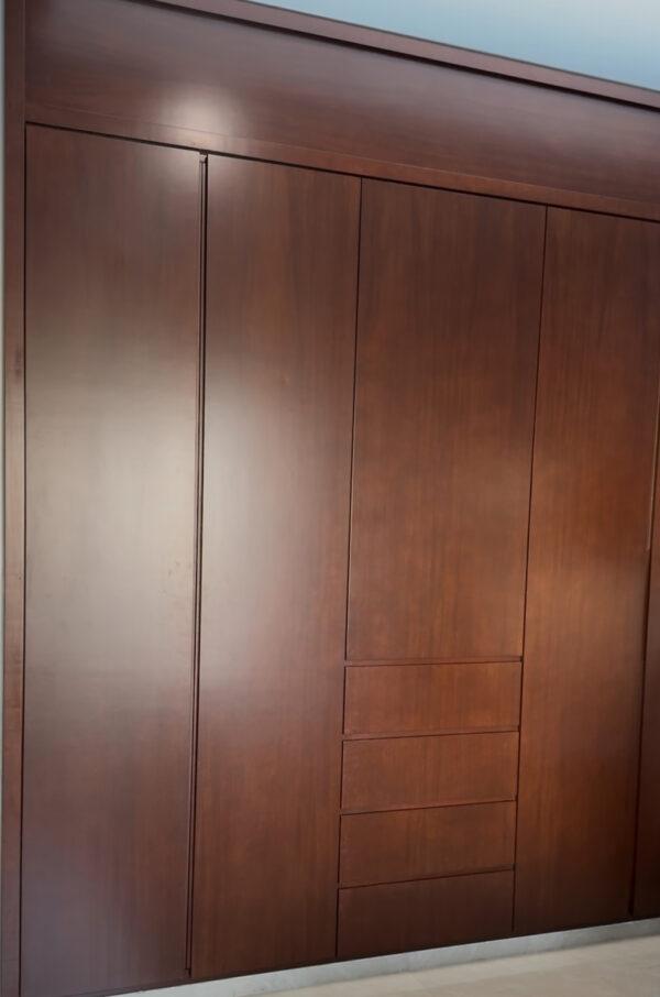 Closet Minimalista Corte 45 Caoba