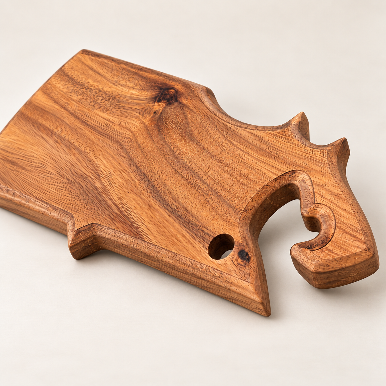 Detalle de veta, poros y bordes tallados de la Tabla AGUJA de madera de parota