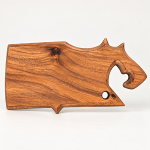 Tabla AGUJA de madera de parota natural en vista frontal con diseño artesanal